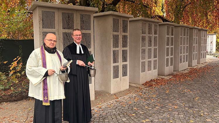 Neue Urnenstelen in Forchheim gesegnet: Bestattungsangebot erweitert