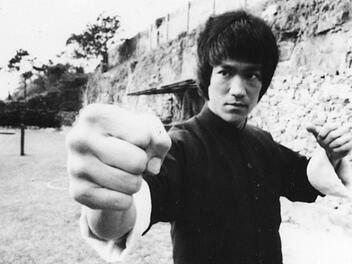 Bruce Lee (1940 - 1973) Bruce Lee überlebte die Dreharbeiten von "Der Mann mit der Todeskralle" 1973 nicht. Noch heute wird über die endgültige Todesursache spekuliert.