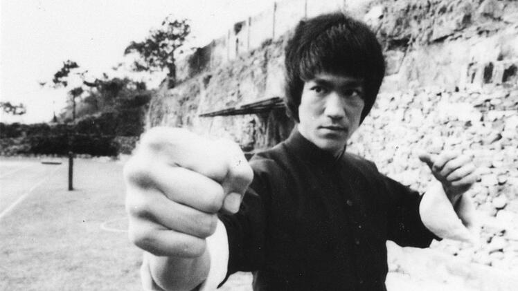 Bruce Lee &uuml;berlebte die Dreharbeiten von "Der Mann mit der Todeskralle" 1973 nicht. Noch heute wird &uuml;ber die endg&uuml;ltige Todesursache spekuliert.