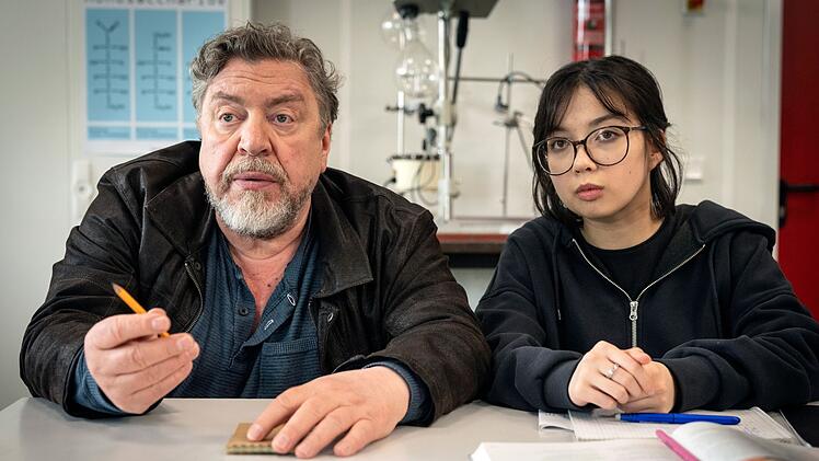 G&uuml;nther Kuballa (Armin Rohde) gibt sich als Tidas (Purnima Gr&auml;tz) Schulbegleiter aus, um gemeinsam mit ihr den Chemieunterricht besuchen zu k&ouml;nnen.