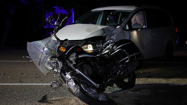 Berolzheim: Auto nimmt Biker Vorfahrt - lebensgef&auml;hrliche Verletzungen