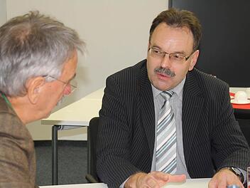 Harald Bötsch (57) wird am Freitag, 26. Oktober, offiziell in sein Amt als neuer Rektor der Anton-Kliegl-Mittelschule in Bad Kissingen eingeführt. Redaktionsleiter Paul Ziegler (links) hat ihm zum Thema Mittelschule und Bildungssystem einige Fragen gestellt. Foto: Angelika Luga-Braun