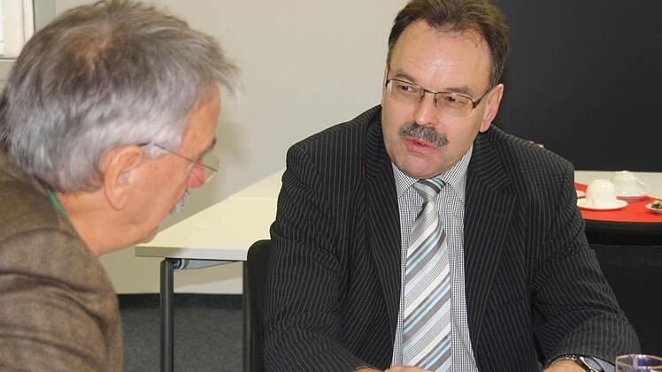 Harald Bötsch (57) wird am Freitag, 26. Oktober, offiziell in sein Amt als neuer Rektor der Anton-Kliegl-Mittelschule in Bad Kissingen eingeführt. Redaktionsleiter Paul Ziegler (links) hat ihm zum Thema Mittelschule und Bildungssystem einige Fragen gestellt. Foto: Angelika Luga-Braun