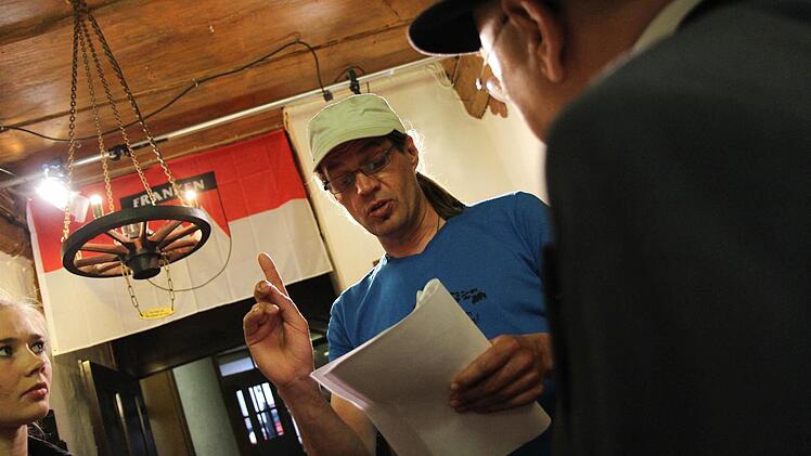 Regisseur Haui Hack geht die nächste Szene mit den Schauspielern durch. Foto: Michael Gründel