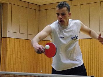 Basketballer und Mitorganisator Johannes Wunder versuchte sich beim Tischtennis. Fotos: Marco Meißner