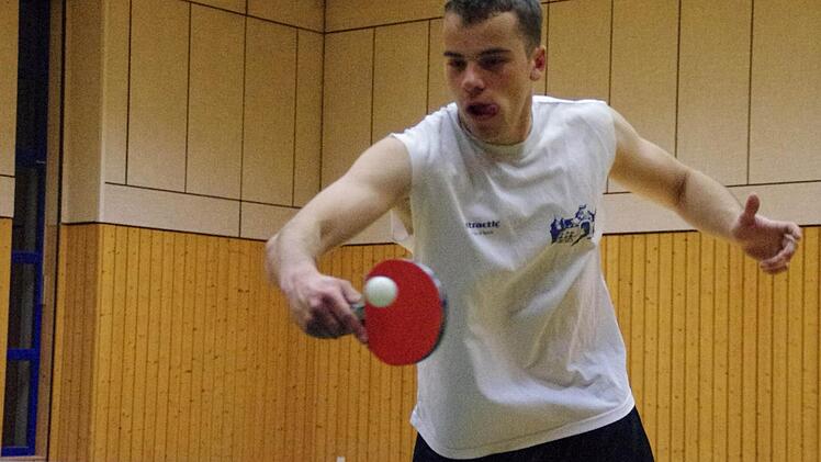 Basketballer und Mitorganisator Johannes Wunder versuchte sich beim Tischtennis. Fotos: Marco Meißner