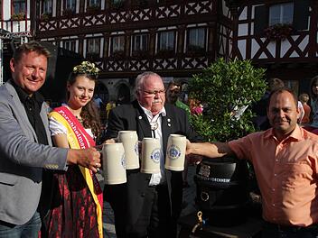Das erste Bier am Altstadtfest für (v.l.) Stefan Schick, Bierkönigin Laura I., Bürgermeister Franz Streit und Haldun Yildirim.  Foto: M. Memmel