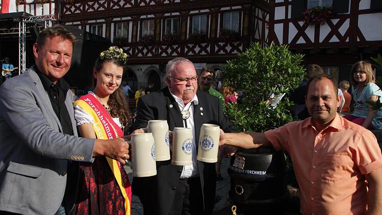 Das erste Bier am Altstadtfest für (v.l.) Stefan Schick, Bierkönigin Laura I., Bürgermeister Franz Streit und Haldun Yildirim.  Foto: M. Memmel