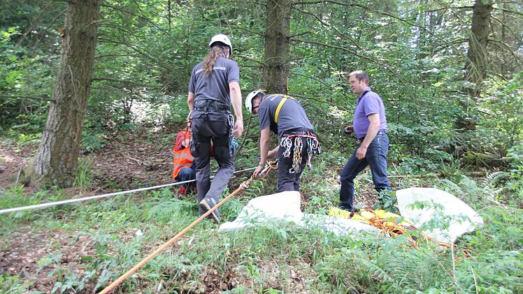 Seil und Flaschenzug wurden an einem starken Baum gefestigt.  Foto: Friedwald Schedel