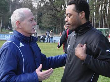Der Trainer der DJK Wimmelbach, Reinhard Marsching, hält viel von seinem Stürmer Jim Lutumba und stimmt ihn auf das später mit 0:1 verloren gegange Derby in Oesdorf ein.  Foto: Leo Hühnlein