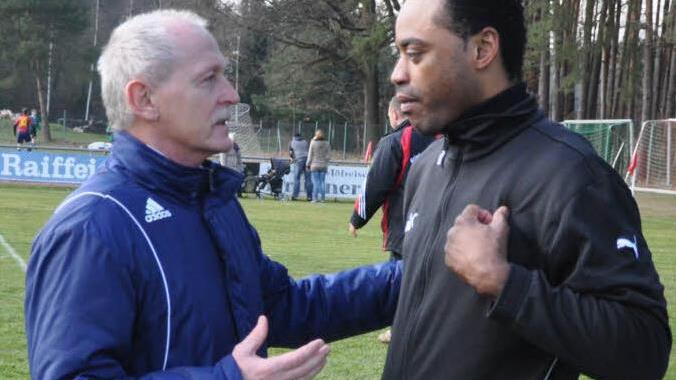 Der Trainer der DJK Wimmelbach, Reinhard Marsching, hält viel von seinem Stürmer Jim Lutumba und stimmt ihn auf das später mit 0:1 verloren gegange Derby in Oesdorf ein.  Foto: Leo Hühnlein