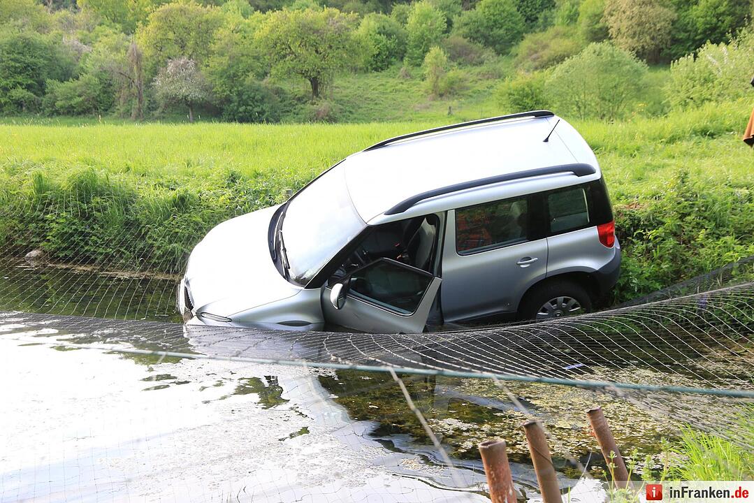 Auto stürzt bei Wannbach in Forellenteich