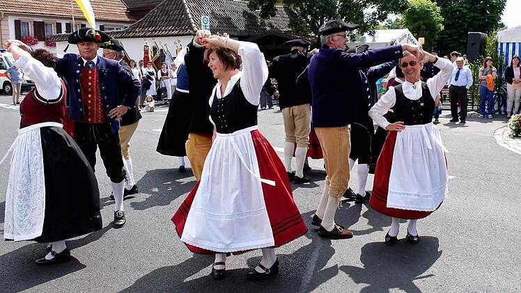 Zusammen getanzt hatten die Volkstänzer aus Frankenbrunn und Oberthulba in ihren original fränkischen Trachten. Foto: Gerd Schaar