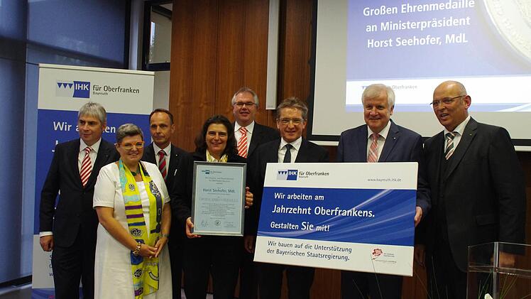 Ministerpräsident Horst Seehofer wurde in Steinbach am Wald von der IHK für Oberfranken geehrt. Foto: Marco Meißner