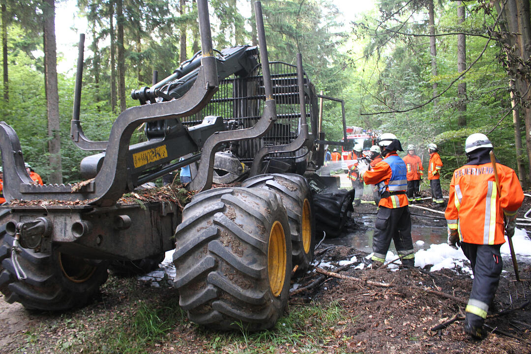 Nürnberg: Forstmaschine brennt - Waldbrand verhindert
