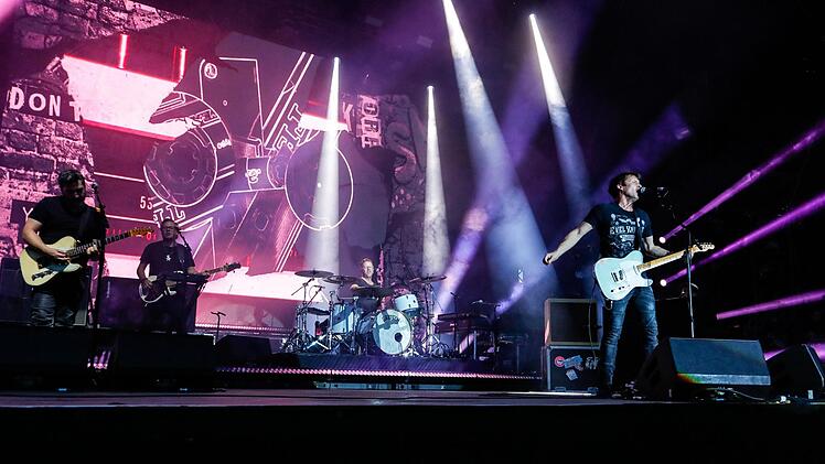 Umjubeltes Konzert: James Blunt begeisterte 6000 Besucher auf dem Coburger Schlossplatz.  Foto: Matthias Hoch