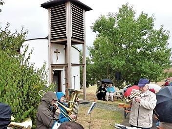 Der Posaunenchor Burggrub umrahmte unter der Leitung von Siegfried Hauck an der Grenz- und Friedenskapelle den Kirchweihfestgottesdienst, den Pfarrer Michael Foltin hielt. Foto: Gerd Fleischmann