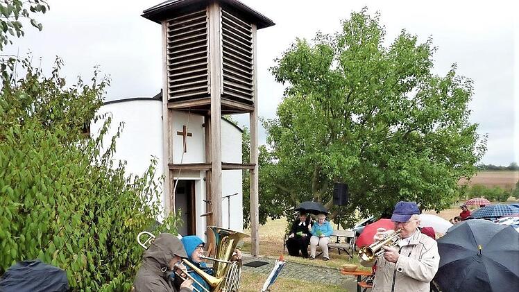 Der Posaunenchor Burggrub umrahmte unter der Leitung von Siegfried Hauck an der Grenz- und Friedenskapelle den Kirchweihfestgottesdienst, den Pfarrer Michael Foltin hielt. Foto: Gerd Fleischmann