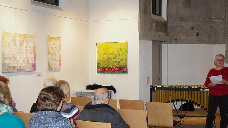 In der Synagoge stellte Christina Sammet stellte von ihr gestaltete Paramente vor. Foto: Heike Schülein