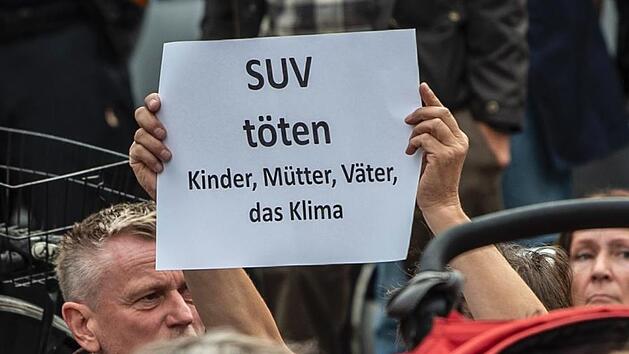 Nach dem schweren Unfall in Berlin ist eine Debatte &uuml;ber ein SUV-Verbot entbrannt. Auch bei einer Manhwache am Samstag gab es Stimmen f&uuml;r ein Verbot in St&auml;dten. Derweil ger&auml;t Mercedes wegen einer unpassenden Werbekampagne in die Kritik. Foto: Paul Zinken/dpa