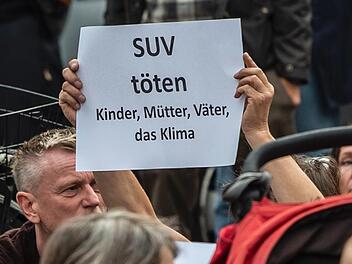 Nach dem schweren Unfall in Berlin ist eine Debatte &uuml;ber ein SUV-Verbot entbrannt. Auch bei einer Manhwache am Samstag gab es Stimmen f&uuml;r ein Verbot in St&auml;dten. Derweil ger&auml;t Mercedes wegen einer unpassenden Werbekampagne in die Kritik. Foto: Paul Zinken/dpa