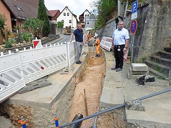 Die Baustelle in Tüchersfeld am Anfang der Straße "Zur Hinterecke" von der B 470 aus mit Zweitem Bürgermeister Roland Lang (r.), Bauhofleiter Klaus Eckert und Arbeitern der Firma LEC Foto: Thomas Weichert