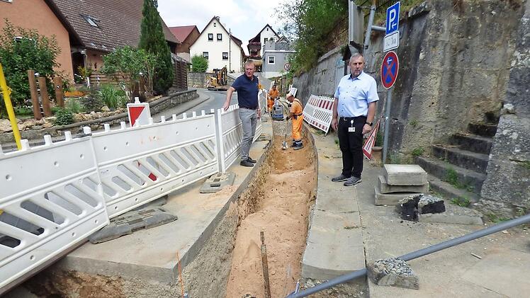 Die Baustelle in Tüchersfeld am Anfang der Straße "Zur Hinterecke" von der B 470 aus mit Zweitem Bürgermeister Roland Lang (r.), Bauhofleiter Klaus Eckert und Arbeitern der Firma LEC Foto: Thomas Weichert