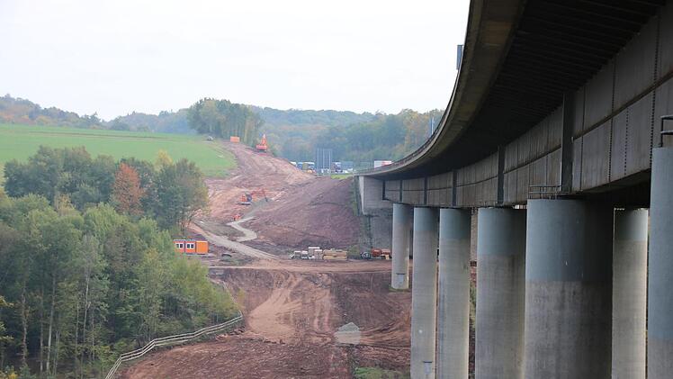Seit kurzem laufen die Bauarbeiten zur Erneuerung der Autobahnbrücke übers Thulbatal.  Foto: Ralf Ruppert