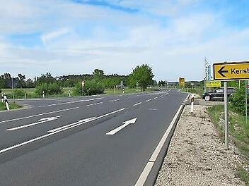 Blick auf die Einmündung der Kreisstraße FO 25 in die St 2244 in Richtung Baiersdorf