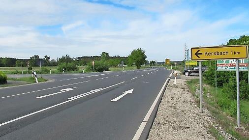 Blick auf die Einmündung der Kreisstraße FO 25 in die St 2244 in Richtung Baiersdorf