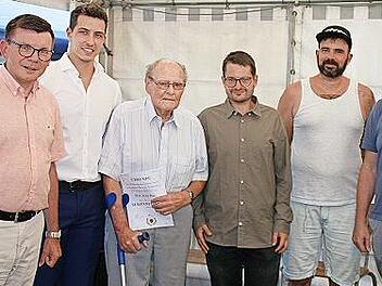 Bügermeister Armin Warmuth (links) und Ortssprecher Detlef Heim (rechts) mit dem neuen Ehrenmitglied Arno Danz (Dritter von links), eingerahmt vom Vorstandstrio Patrick Heim (Zweiter von links), Johannes Hofbauer (Vierter von links und Sebastian W...