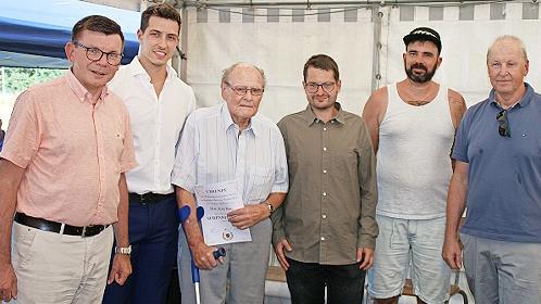 Bügermeister Armin Warmuth (links) und Ortssprecher Detlef Heim (rechts) mit dem neuen Ehrenmitglied Arno Danz (Dritter von links), eingerahmt vom Vorstandstrio Patrick Heim (Zweiter von links), Johannes Hofbauer (Vierter von links und Sebastian W...