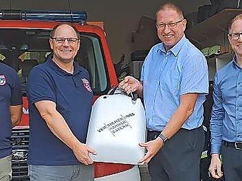 Die Übergabe des Gerätes an die Feuerwehr Hundshaupten (v. r.): Matthias Wendler, Christian Sponsel, Andreas Schneider und Stephan Frauenknecht.