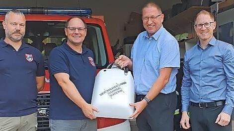 Die Übergabe des Gerätes an die Feuerwehr Hundshaupten (v. r.): Matthias Wendler, Christian Sponsel, Andreas Schneider und Stephan Frauenknecht.