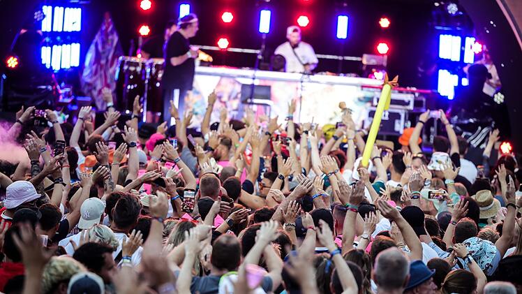 Besucher feiern beim Parookaville-Festival 2025