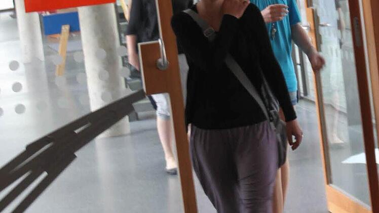 Ein bisschen geschafft verlassen die Prüflinge die Schule.