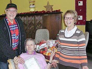 Maria Friedel, die vielen auch als ehemalige Wirtin "Mariechen" der Ruine Aura bekannt ist, freute sich sehr über den Besuch des VdK Ortsvorsitzenden Gisbert Stöber und der Frauenbeauftragten Annemarie Seufert.   Foto: Andreas Lomb