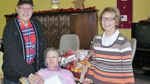Maria Friedel, die vielen auch als ehemalige Wirtin "Mariechen" der Ruine Aura bekannt ist, freute sich sehr über den Besuch des VdK Ortsvorsitzenden Gisbert Stöber und der Frauenbeauftragten Annemarie Seufert.   Foto: Andreas Lomb
