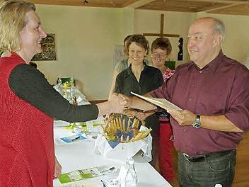 Kursleiter Gerhard Wagner überreicht die Bescheinigungen.Foto: Pöhlmann