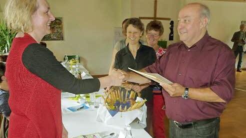 Kursleiter Gerhard Wagner überreicht die Bescheinigungen.Foto: Pöhlmann