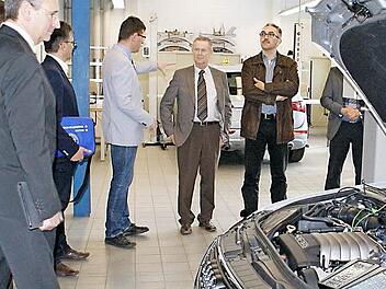 Vertreter der Handwerkskammern Ober- und Mittelfranken informierten sich an der Heinrich-Thein-Berufsschule in Haßfurt über das Ausbildungsprogramm "Abi und Auto". Christoph Lindner (Dritter von rechts) zeigte unter anderem die Ausbildungswerkstatt.  Foto: Sabine Weinbeer