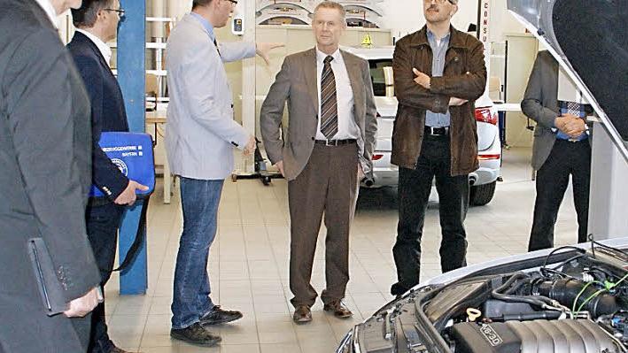 Vertreter der Handwerkskammern Ober- und Mittelfranken informierten sich an der Heinrich-Thein-Berufsschule in Haßfurt über das Ausbildungsprogramm "Abi und Auto". Christoph Lindner (Dritter von rechts) zeigte unter anderem die Ausbildungswerkstatt.  Foto: Sabine Weinbeer
