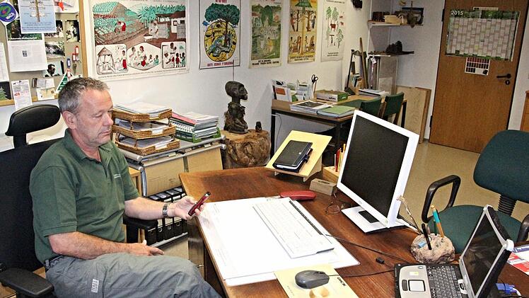 Ohne Büroarbeit geht es auch bei Förstern wie Wolfgang Gnannt (Foto) nicht, wenngleich sie einen Großteil ihrer Dienstzeit in der Natur verbringen.  Foto: Helmut Will