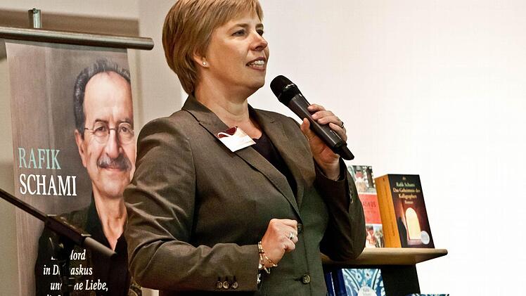 Buchhändlerin Martina Riegert begrüßte Rafik Schami bei seinem Auftritt im Pfarrsaal von St. Augustin.Foto: Jochen Berger