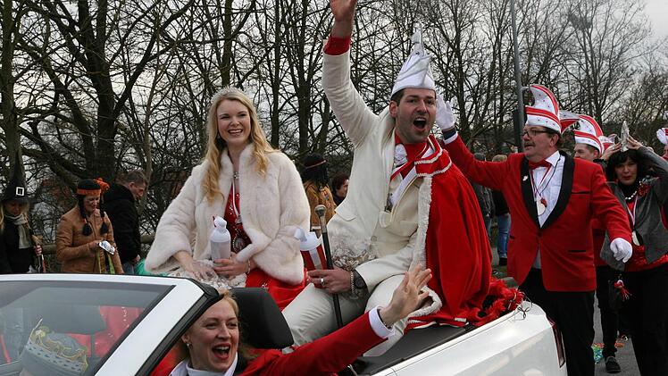 Das Faschingsprinzenpaar Sebastian II. und Elena II. grüßt seine Untertanen.