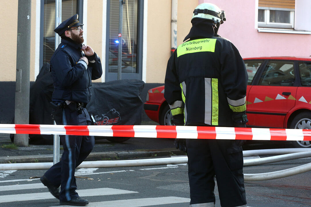 Wohnungsbrand in Nürnberg: Feuerwehr rettet Bewohner mit Drehleiter