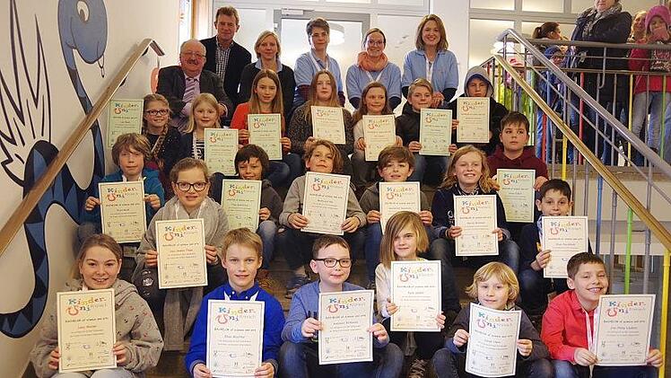 &Uuml;ber 20 Nachwuchs-Studierende erhielten ihre Bachelor- undMaster-Urkunden. Mit ihnen freuen sich oben (von links) stellvertretenderLandrat Bernd Steger, Prof. Dr. Stefan Voll sowie Anna Schmieschek, Sabine Nuber, Dr. Eva-Maria Wittmann und Daniela Th&uuml;roff vom Team der Kinder-Uni.