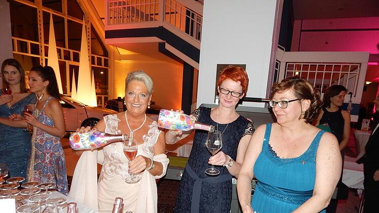 Die Prosecco-Damen am Empfang. Foto: Horst Wunner