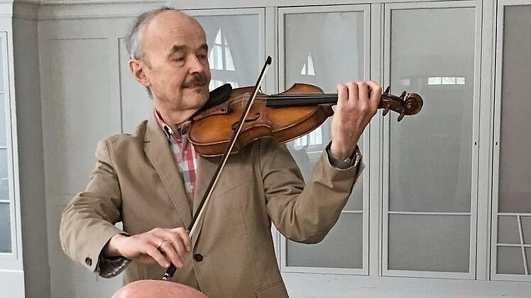 Lothar Mayer am Klavier und L&aacute;szl&oacute; Petendi, Violine, bei einer Probe im Pfarrheim St. Gangolf Foto: Judith Weingart