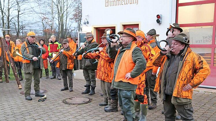 Die Jagdhornbläser geben Signal zur Nikolausjagd. Fotos: Franz Galster